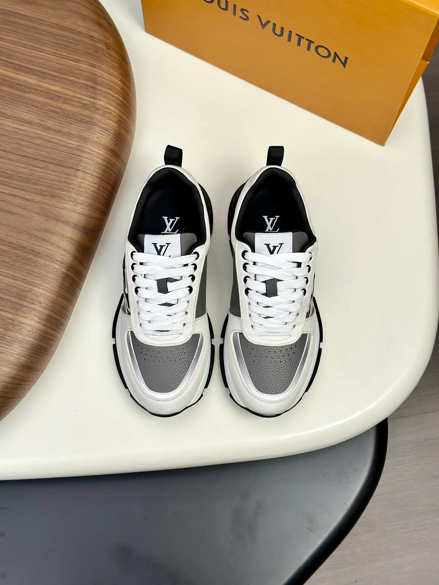 Men's shoes💰820 Lv 🔍Top purchasing agent🇮🇹 Louis Vuitton, the sports sneaker counter is synchronized, the uppers are imported from Italy, high-quality splicing colorful and complex crafts, the imported mesh padding is soft and comfortable, soles: original soles specially provided by the original factory, T men's men's shoes 💰U exclusive movable molded soles are super comfortable, original factory and single goods, 🔍🔍high quality, you can enter and leave the counter at will, welcome to compare, code number 38-44 (customized 45)